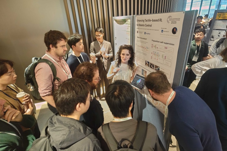 Elle Poster Humanoids